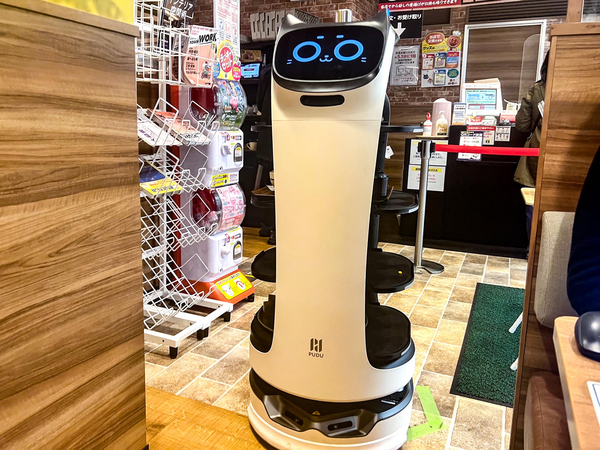 【すかいらーくが導入】ガストに“ネコ型配膳ロボット”がいた むーなび