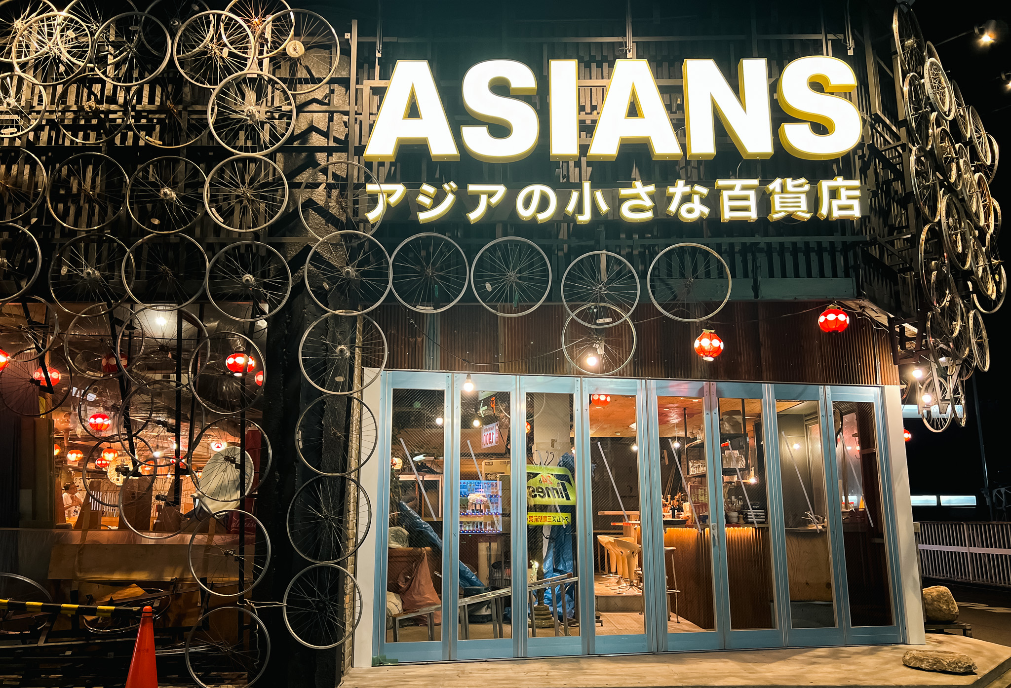 アジアの小さな百貨店「ASIANS」