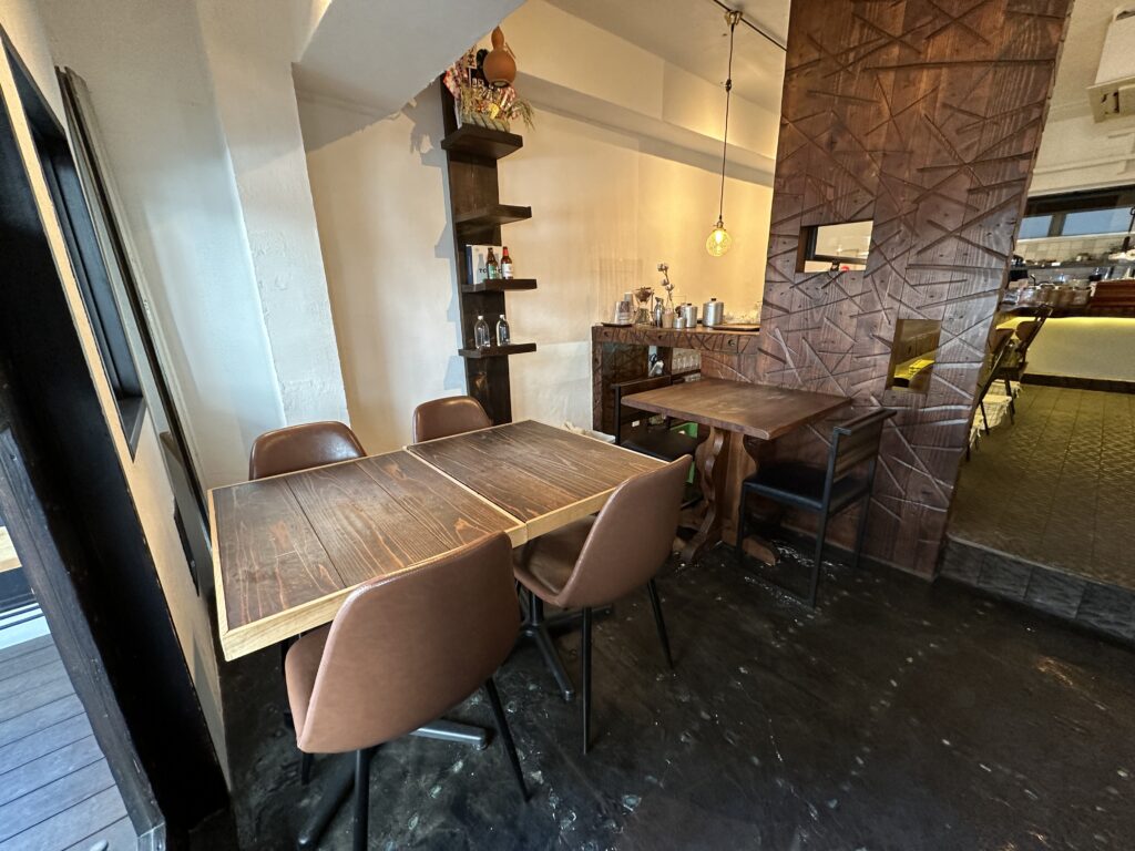 ポロリ食堂とピハコピ　テーブル席