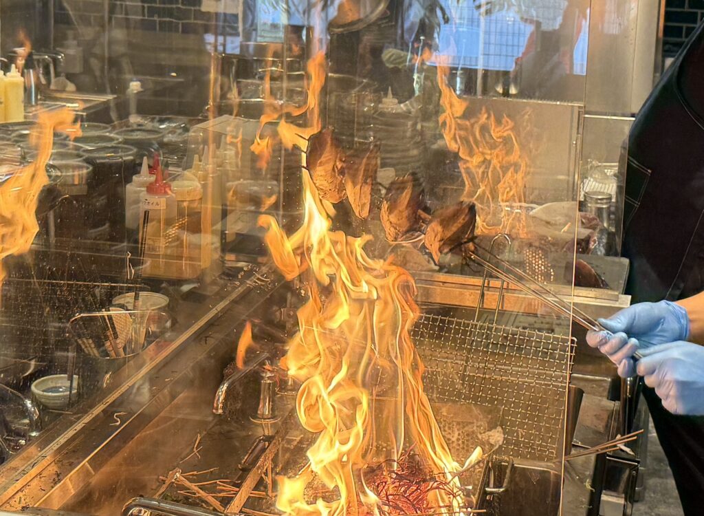 明神丸 吉祥寺店 炙り風景