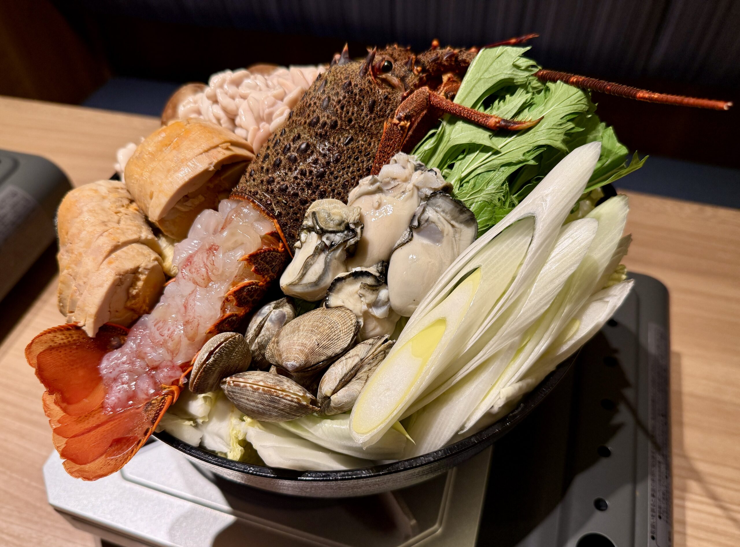 吉祥寺「牡蠣海幸かいり」という海鮮居酒屋が新オープン！ 伊勢海老をまるごと使った名物“痛風鍋”や牡蠣1キロがドサッと入った牡蠣鍋が人気