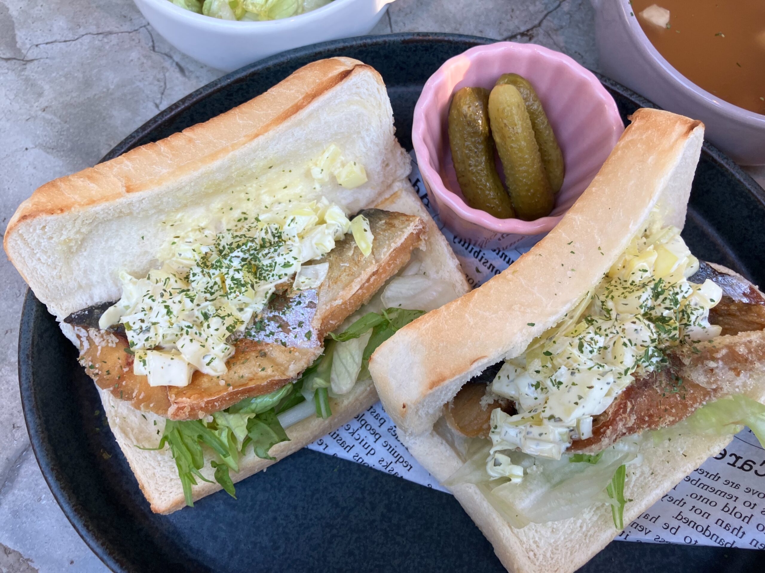 吉祥寺「吉祥寺 井の頭テラス HONOO」｜井の頭公園の見えるテラスで味わうジューシー鯖サンド