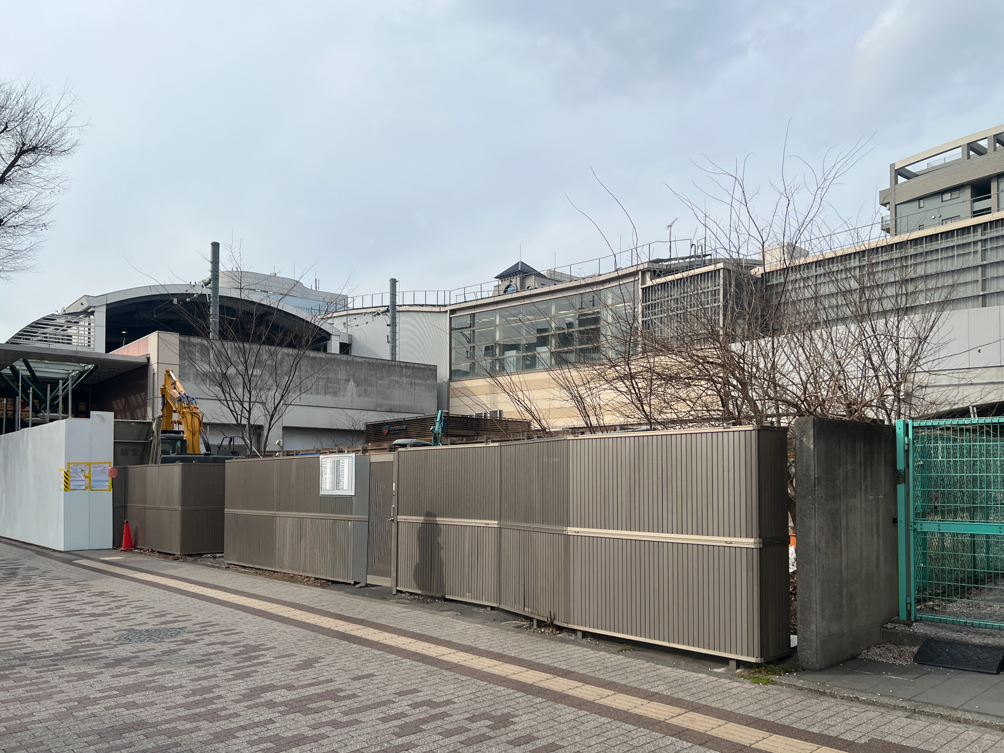 JR武蔵境駅東側の解体工事が始まってる