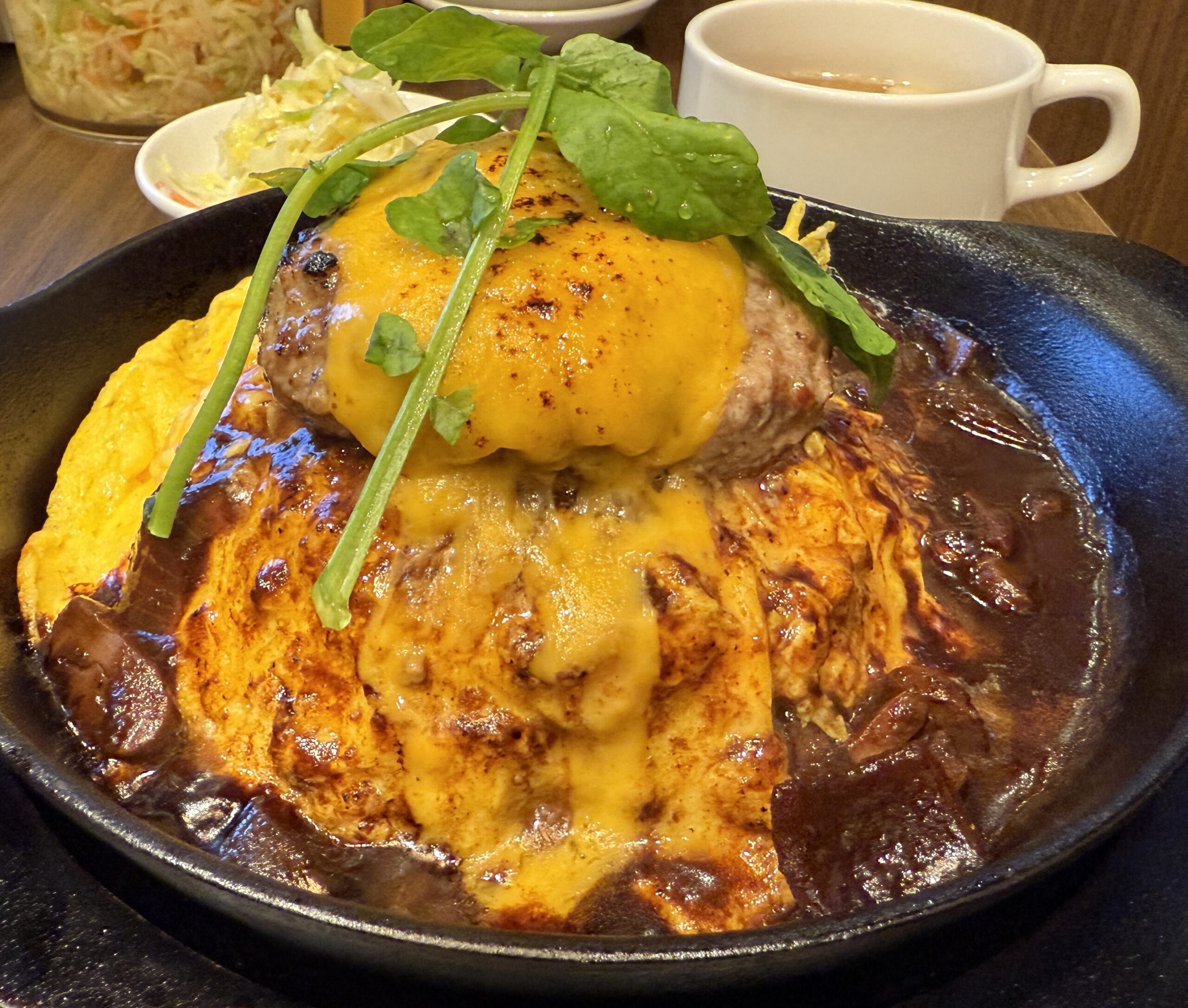 吉祥寺「肉とたまご」｜肉オムライス専門店で肉×たまご×チーズを一皿に凝縮した圧巻オムライスを堪能