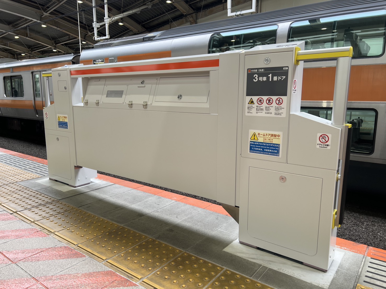 JR武蔵境駅にホームドアが設置されてた