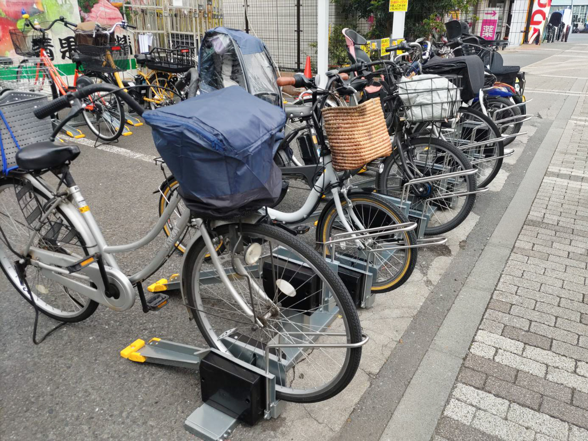 武蔵境駅北口の業務スーパーの駐輪場が機械式になってた